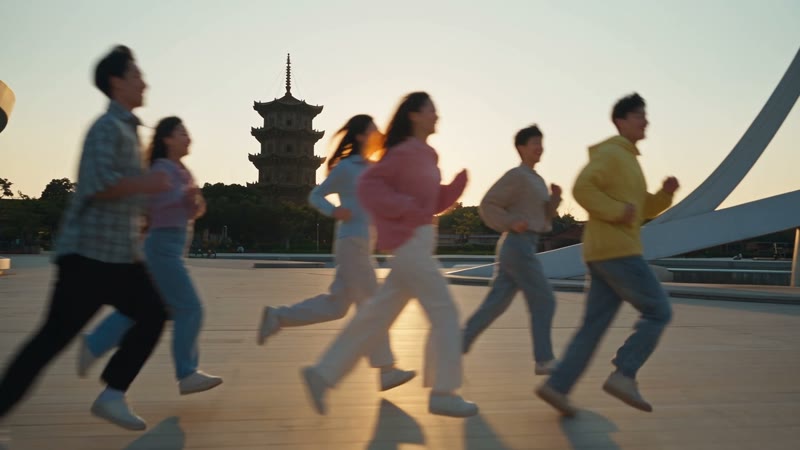 闽江口文旅广告中迎着夕阳奔跑的人群